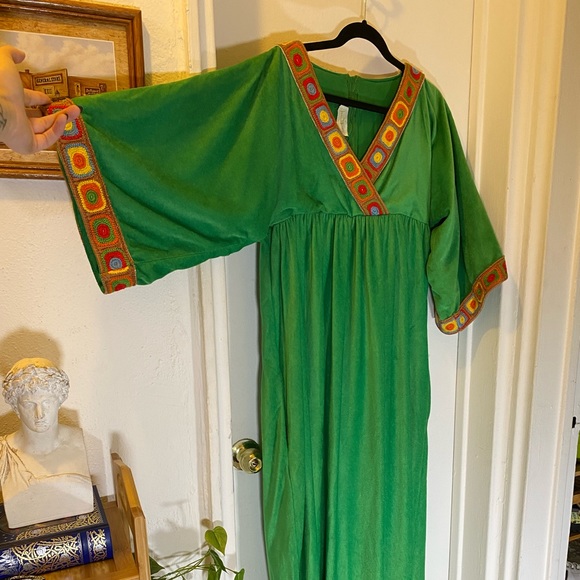 70s VTG Velvet Embroidered Dress - Picture 3 of 11